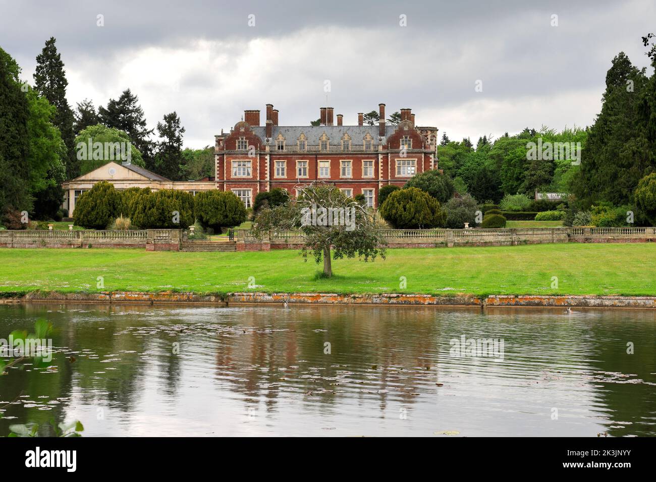 Lynford Hall et lac, village de Lynford près de Thetford, Norfolk, Angleterre Banque D'Images