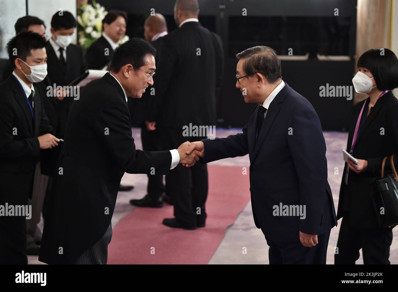 Tokyo, Japon. 27th septembre 2022. Le Premier ministre japonais Fumio Kishida (front L) accueille l'ancien ministre chinois des Sciences et de la technologie WAN Gang (R) avant une réception à la Maison d'hôtes d'État d'Asakasa à Tokyo sur 27 septembre 2022, à la suite des funérailles d'État de l'ancien Premier ministre japonais Shinzo Abe. (Image de crédit: © POOL via ZUMA Press Wire) Banque D'Images