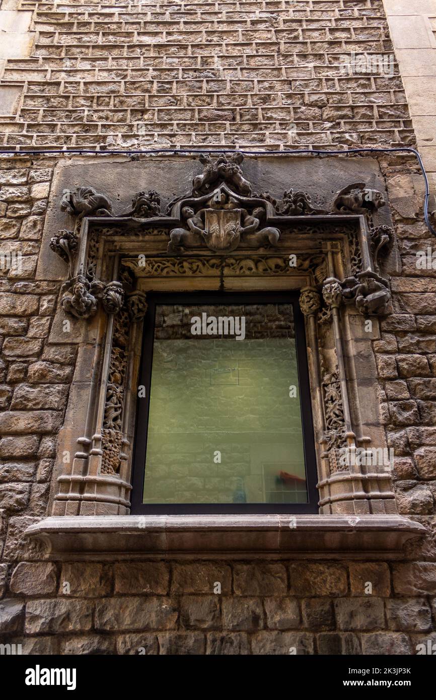 Un cliché vertical du détail sur une fenêtre sur le mur en pierre du musée Picasso à Barcelone, Espagne Banque D'Images