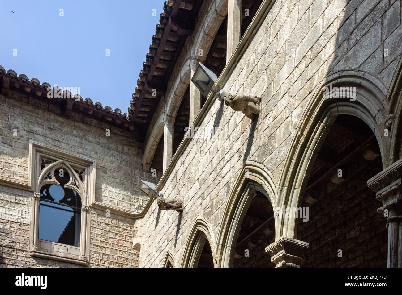 Les murs en pierre du musée Picasso sous le ciel bleu à Barcelone, Espagne Banque D'Images