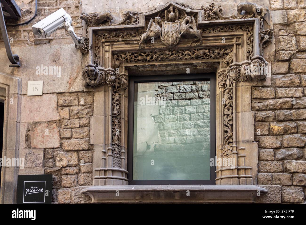 Le détail au-dessus d'une fenêtre sur le mur en pierre du musée Picasso à Barcelone, Espagne Banque D'Images