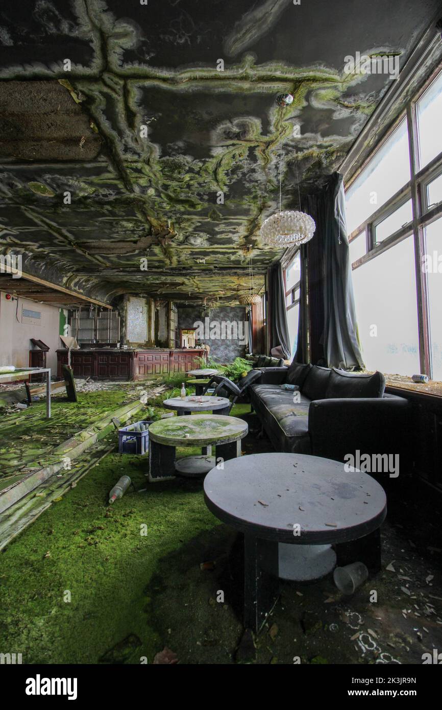 L'hôtel est composé de 32 chambres. DONEGAL, IRLANDE. CET HÔTEL IRLANDAIS a été abandonné pendant près d'une décennie et a été l'un des favoris du footballeur G Banque D'Images