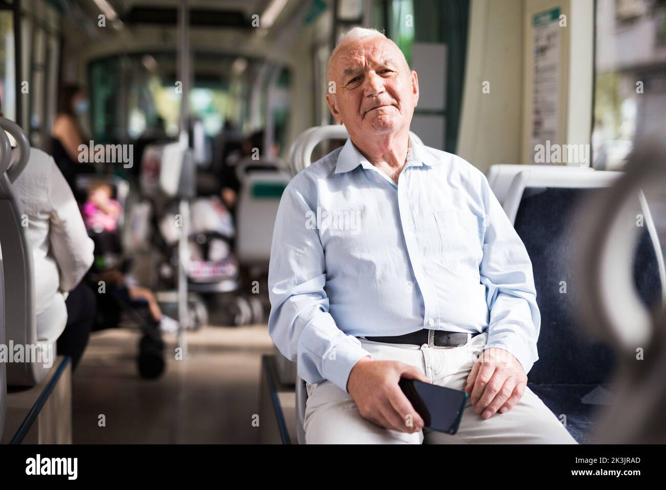 Homme âgé assis en tram Banque D'Images
