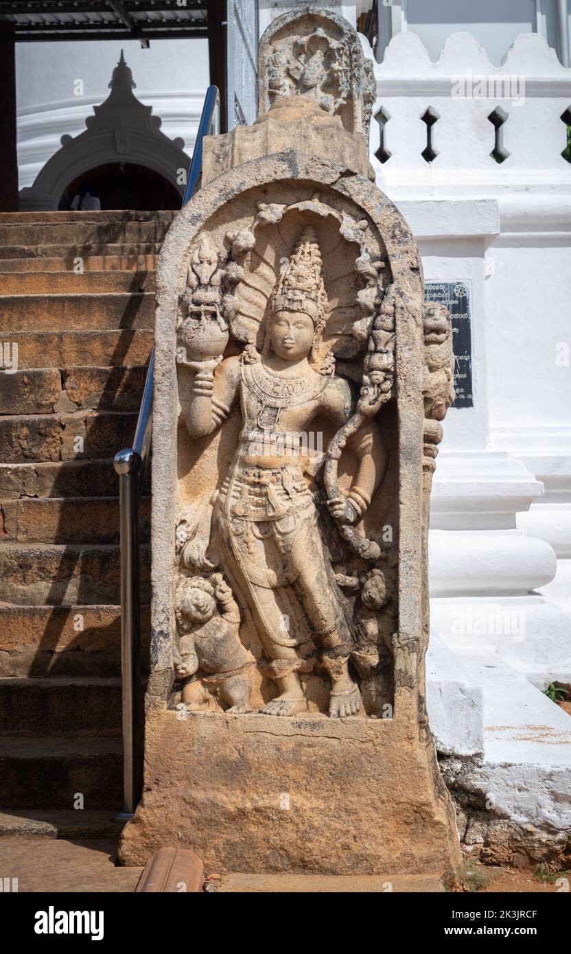 Pierre de garde à l'entrée du temple de Thuparara, Dieu serpent et deux nains sculptés dans une pierre. Banque D'Images