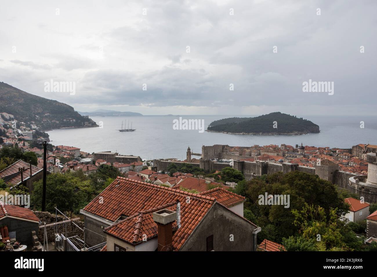 Vue d'ensemble de la vieille ville fortifiée de Dubrovnik, Croatie. Banque D'Images