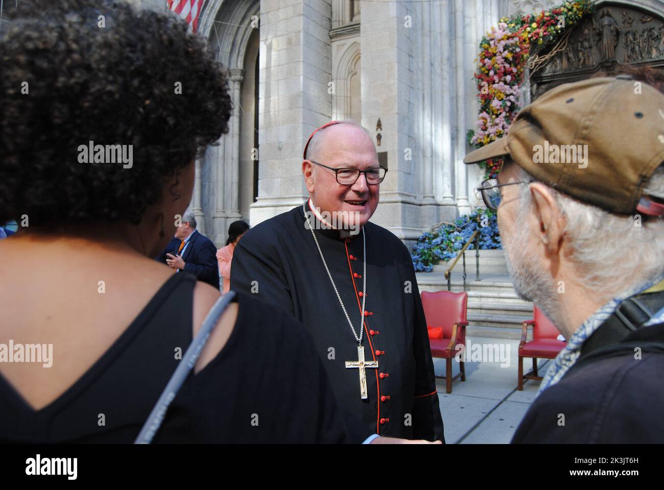 New York, New York, États-Unis - sept 10 2022 : le cardinal Timothy Dolan, archevêque de New York, près de la cathédrale Saint-Patrick pendant la parade de la fête du travail. Banque D'Images