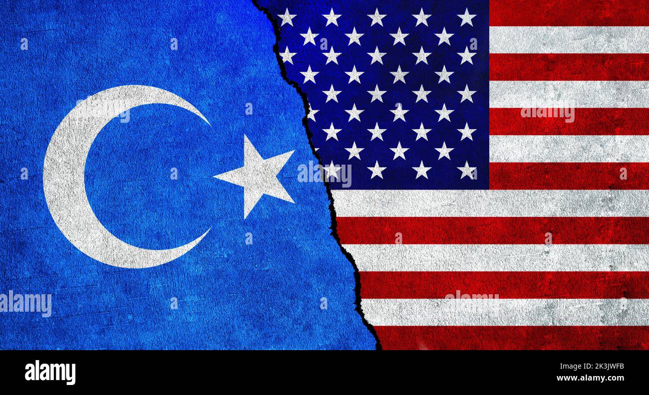 Drapeau des États-Unis et du Turkestan oriental sur un mur texturé. Relations entre Uyghur et les Etats-Unis d'Amérique Banque D'Images