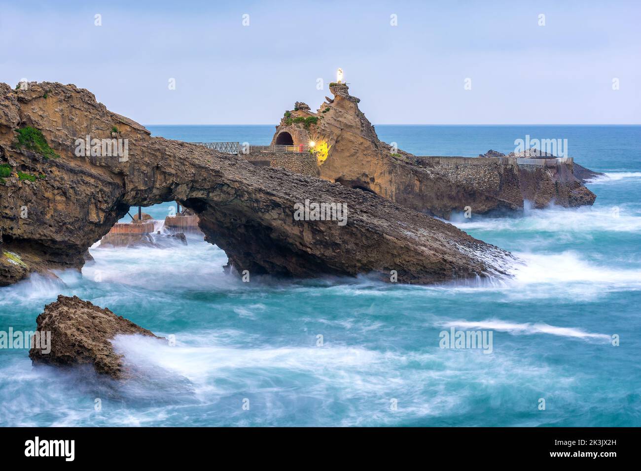 Vue panoramique sur les falaises de Biarritz contre les vagues de tempête par mauvais temps Banque D'Images