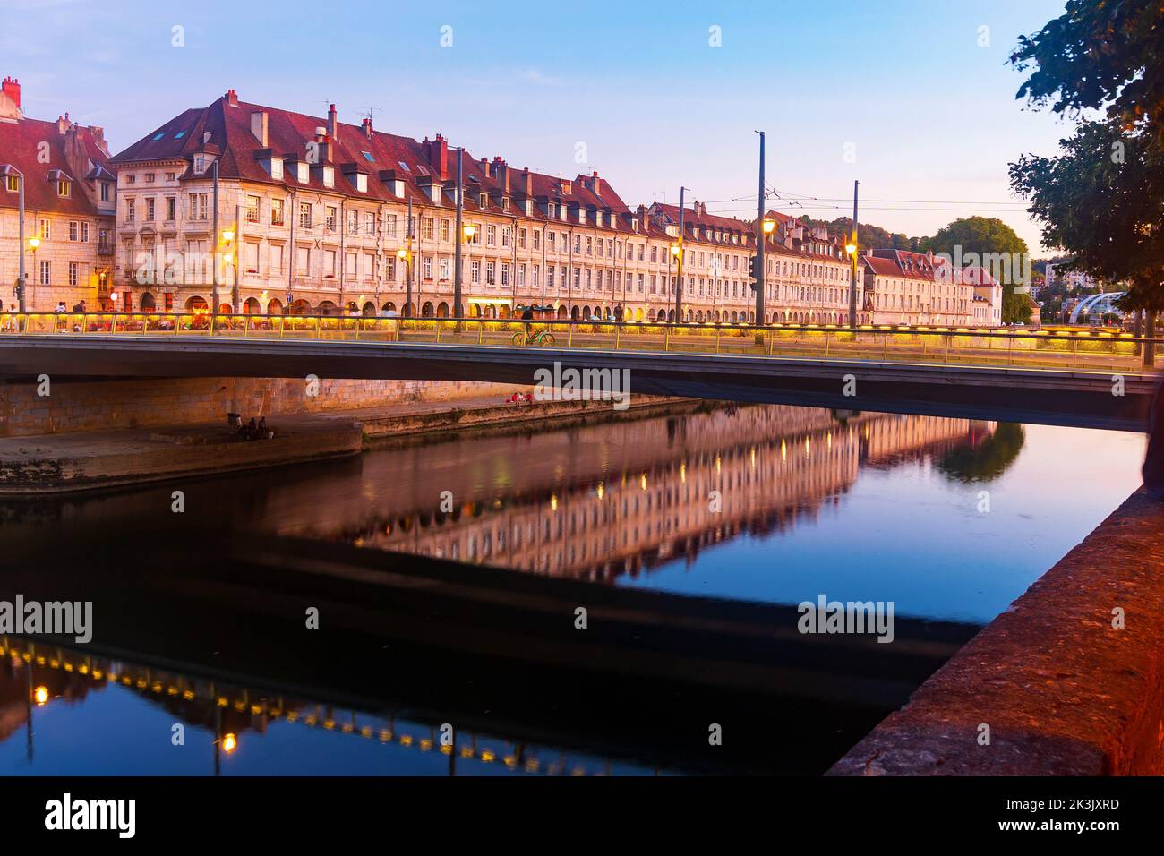 Remblai de Besançon et pont Battant au-dessus du Doubs au crépuscule, France Banque D'Images