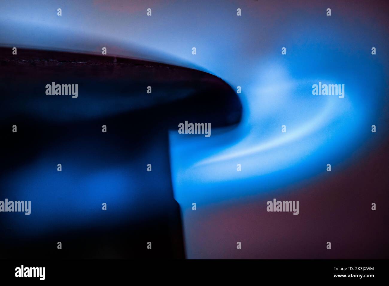 27 septembre 2022, Hessen, Francfort-sur-le-main : flammes de gaz brûlant sur un poêle dans une cuisine. (Tourné avec un temps d'exposition plus long) photo: Frank Rumpenhorst/dpa Banque D'Images