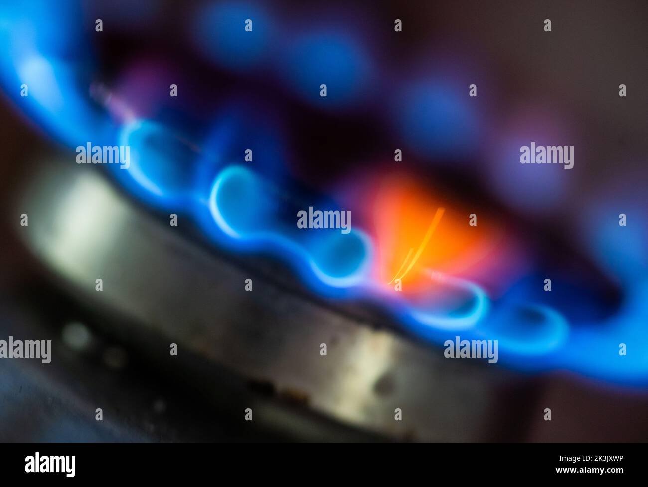 27 septembre 2022, Hessen, Francfort-sur-le-main : flammes de gaz brûlant sur un poêle dans une cuisine. Photo: Frank Rumpenhorst/dpa Banque D'Images