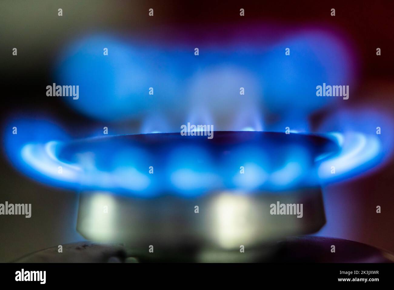 27 septembre 2022, Hessen, Francfort-sur-le-main : flammes de gaz brûlant sur un poêle dans une cuisine. (Tourné avec un temps d'exposition plus long) photo: Frank Rumpenhorst/dpa Banque D'Images