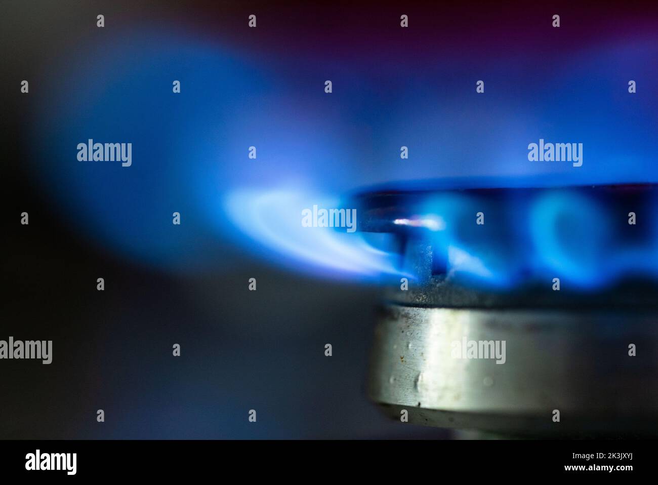 27 septembre 2022, Hessen, Francfort-sur-le-main : flammes de gaz brûlant sur un poêle dans une cuisine. Photo: Frank Rumpenhorst/dpa Banque D'Images