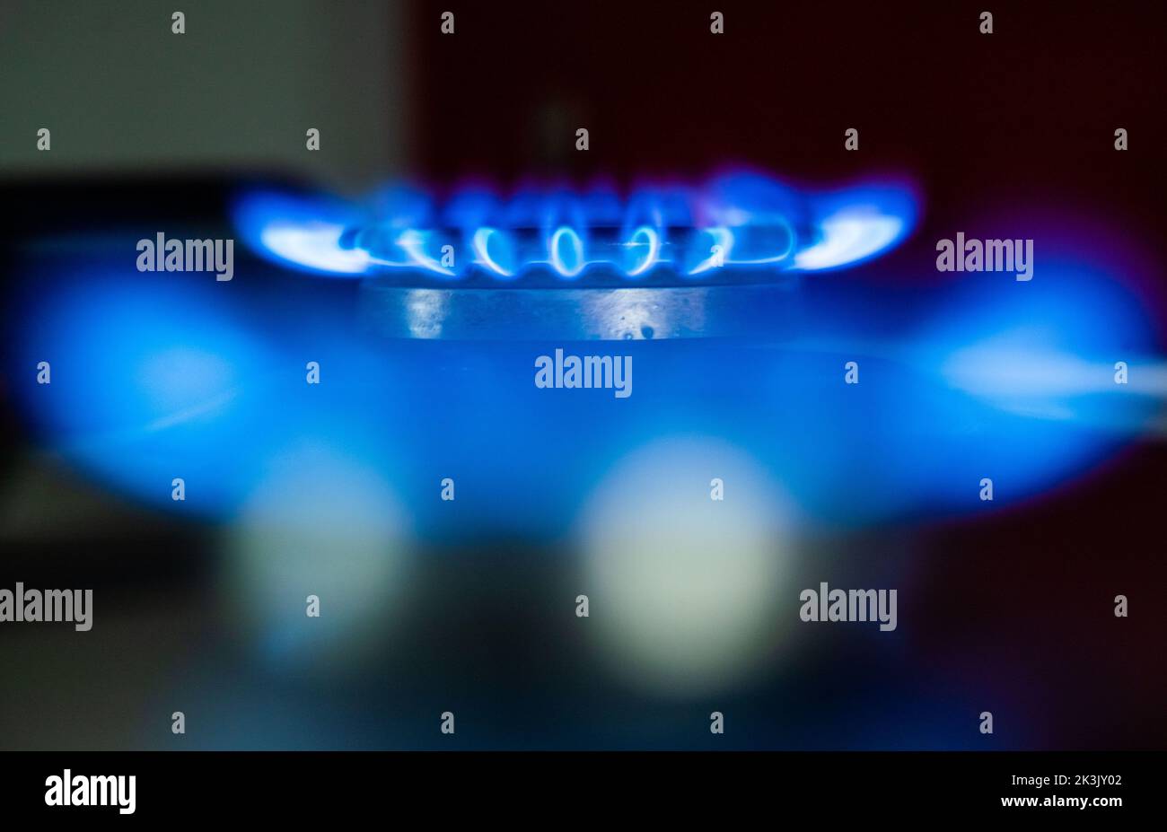 27 septembre 2022, Hessen, Francfort-sur-le-main : flammes de gaz brûlant sur un poêle dans une cuisine. Photo: Frank Rumpenhorst/dpa Banque D'Images