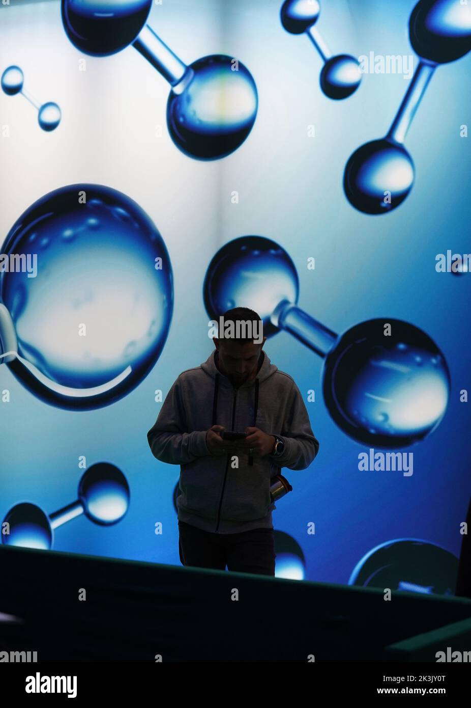 Hambourg, Allemagne. 27th septembre 2022. Un homme se tient devant un mur d'hydrogène animé dans le hall H2Expo du salon WindEnergy Hamburg. De 27 septembre à 30, près de 1400 entreprises de 40 pays devraient présenter des innovations et des solutions tout au long de la chaîne de valeur de l'énergie éolienne côtière et offshore à un maximum de 35 000 visiteurs commerciaux de 100 pays dans les salles d'exposition de Hambourg. Credit: Marcus Brandt/dpa/Alay Live News Banque D'Images