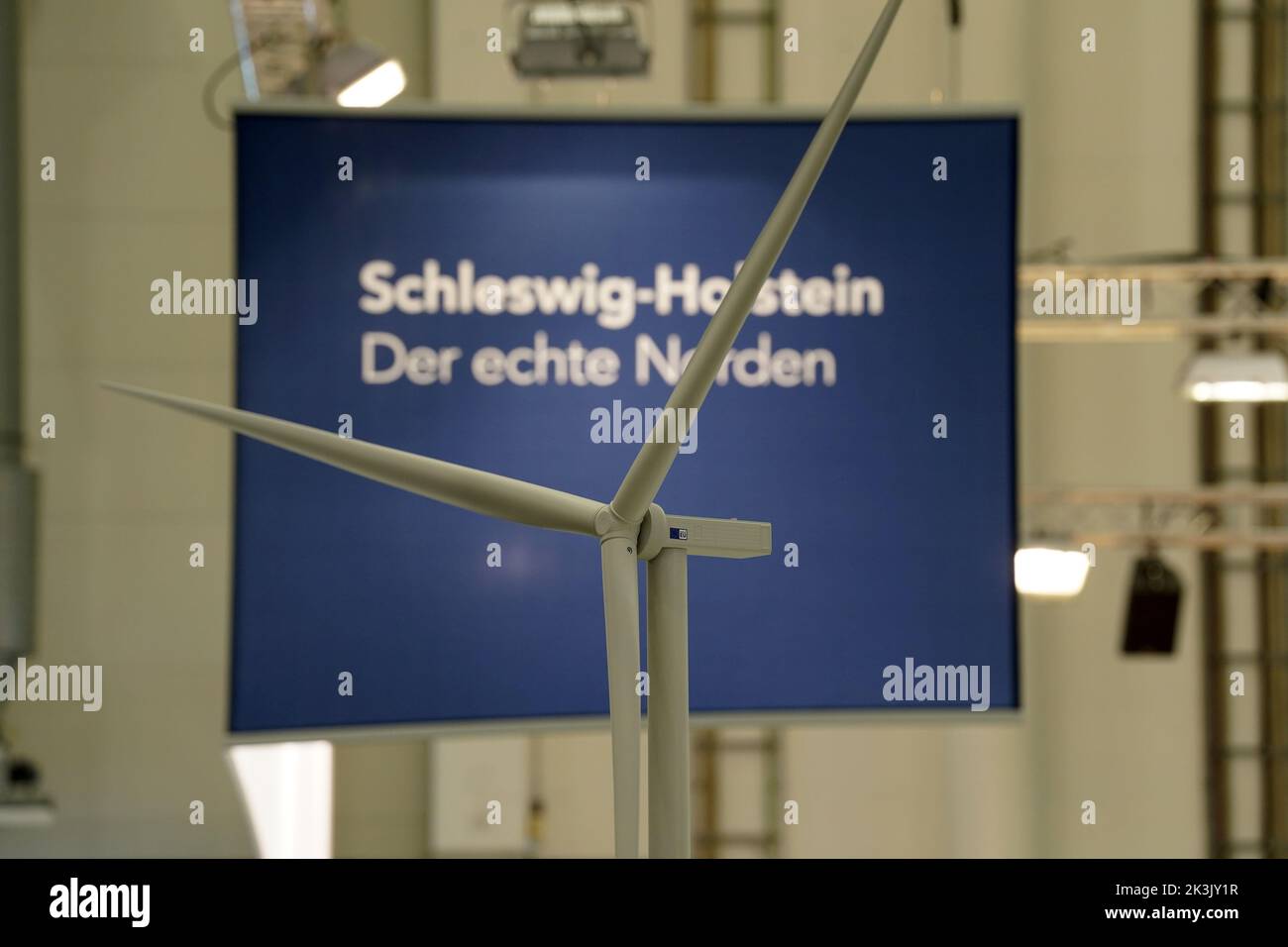 Hambourg, Allemagne. 27th septembre 2022. Le modèle d'une éolienne se trouve devant le slogan 'Schleswig-Holstein. Le vrai Nord' au salon WindEnergy Hamburg. De 27 septembre à 30, près de 1400 entreprises de 40 pays devraient présenter des innovations et des solutions tout au long de la chaîne de valeur de l'énergie éolienne côtière et offshore à un maximum de 35 000 visiteurs commerciaux de 100 pays dans les salles d'exposition de Hambourg. Credit: Marcus Brandt/dpa/Alay Live News Banque D'Images