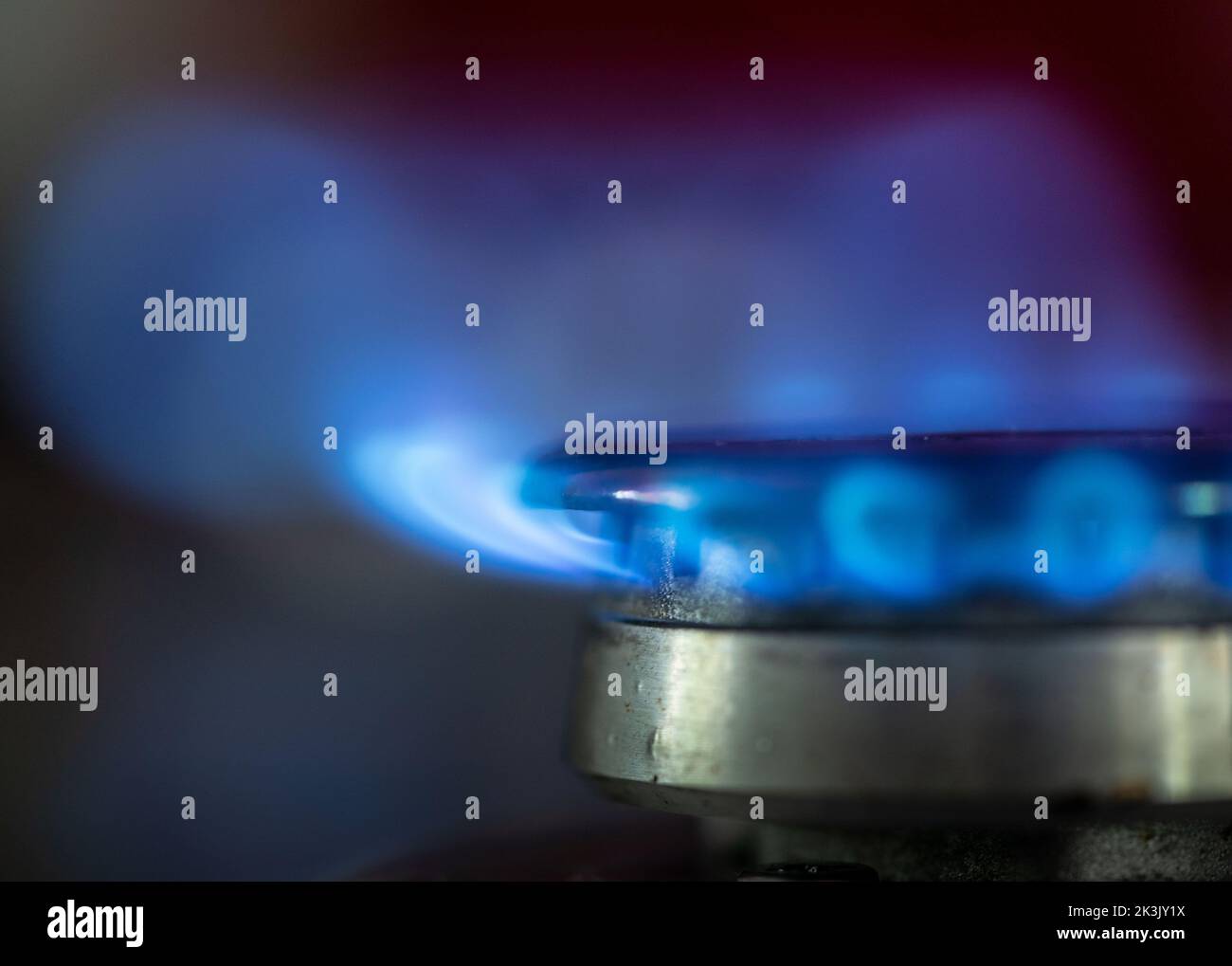 27 septembre 2022, Hessen, Francfort-sur-le-main : flammes de gaz brûlant sur un poêle dans une cuisine. Photo: Frank Rumpenhorst/dpa Banque D'Images