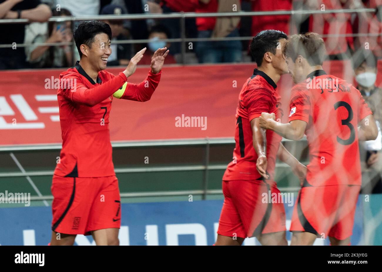 Séoul, Corée du Sud. 27th septembre 2022. Son Heungmin (L) de Corée du Sud célèbre ses scores avec ses coéquipiers lors d'un match amical entre la Corée du Sud et le Cameroun au stade de la coupe du monde de Séoul à Séoul, Corée du Sud, le 27 septembre 2022. Credit: James Lee/Xinhua/Alay Live News Banque D'Images