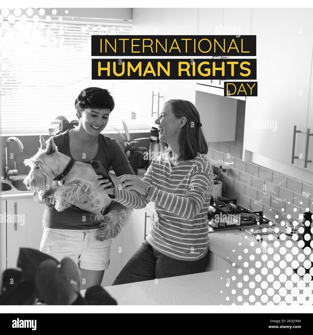 Femme heureuse caucasienne montrant le téléphone à la petite amie transportant le chien et la journée internationale des droits de l'homme Banque D'Images