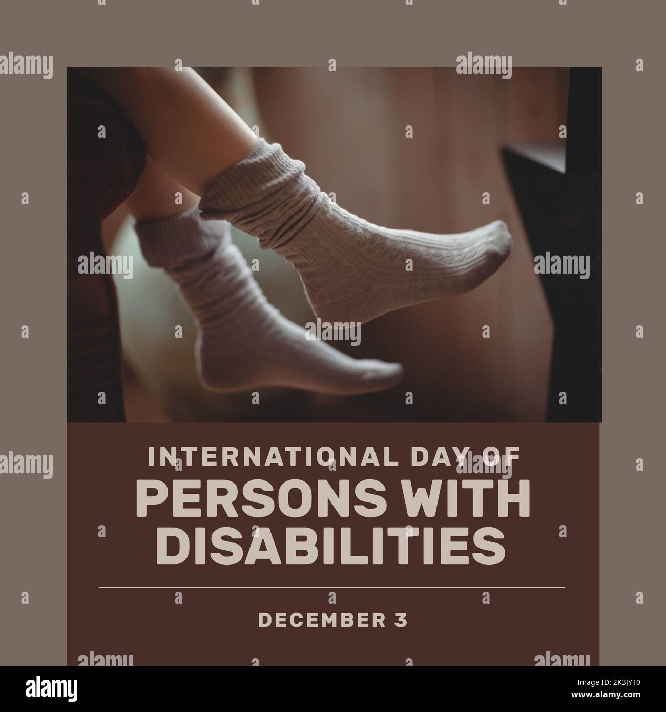 Composition de la journée internationale des personnes handicapées texte au-dessus des pieds avec chaussettes Banque D'Images