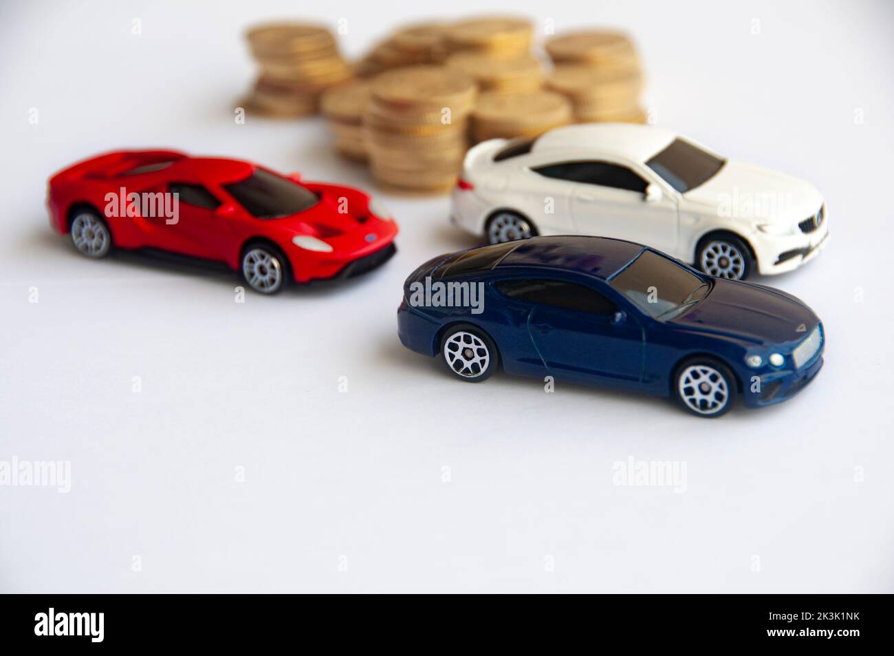 Kuala Lumpur, Malaisie - septembre 2022 : voiture miniature de Ford GT, Mercedes AMG et Bentley Continental GT avec fond de pièce d'or flou. COP Banque D'Images