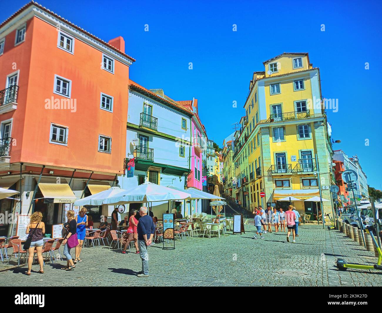 touristes dans les rues de lisbonne,rues de lisbonne,lisboa,ville de lisbonne,lisbonne portugal,portugal lisboan,ville portugaise,vieille ville de lisbonne,vieille ville de lisbonne Banque D'Images