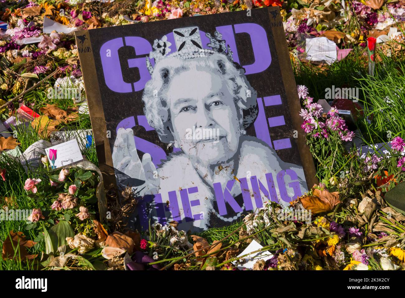 Des messages poignants et des hommages floraux à feu la reine Elizabeth II à Green Park, Londres, Royaume-Uni en septembre - les fleurs sont fanées mais les souvenirs persistent Banque D'Images