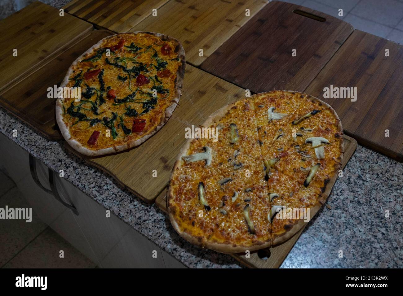 Pizzas fraîches hors du four vues à Kafro's Pizza, Mardin. Il y a une pizzeria appelée Kafro's Pizza dans le village d'Elbegendi dans le quartier Midyat de Mardin. La pizzeria tire son nom du village d'Elbegendi, où vivent les Assyriens, sur le mont Bagok. La pizzeria, dont le propriétaire et le personnel sont Assyriens, accueille des dizaines de clients chaque jour en raison de son emplacement dans le village et de ses délicieuses pizzas. Nail Demir, le propriétaire du lieu, a appris à faire de la pizza tout en vivant en Europe et a décidé d'ouvrir Kafro's Pizza il y a 10 ans dans le village où il est né. Banque D'Images