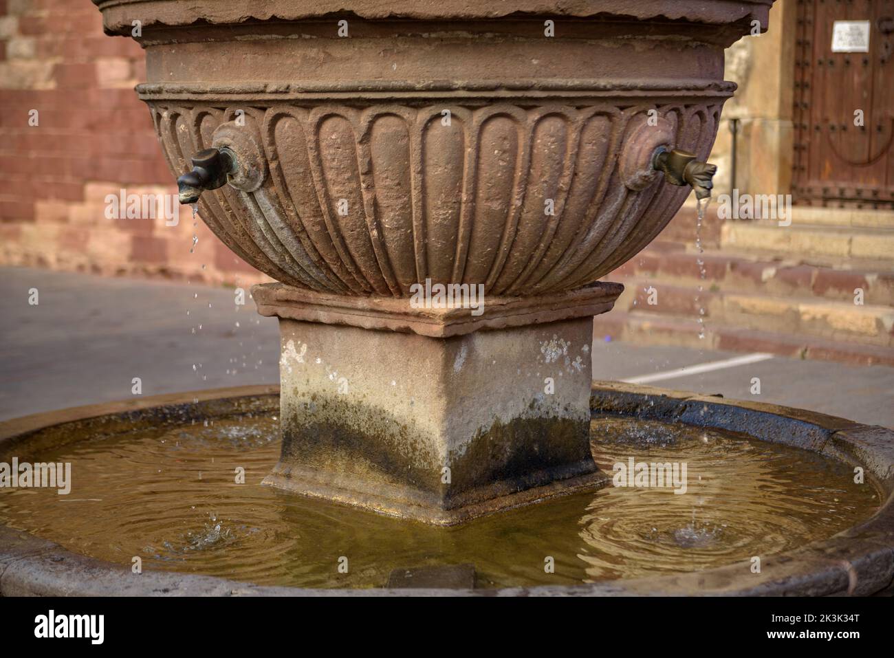 Fontaine Renaissance sur la place principale de Prades (Baix Camp, Tarragone, Catalogne, Espagne) ESP: Fuente renacentista de la plaza Mayor de Prades España Banque D'Images