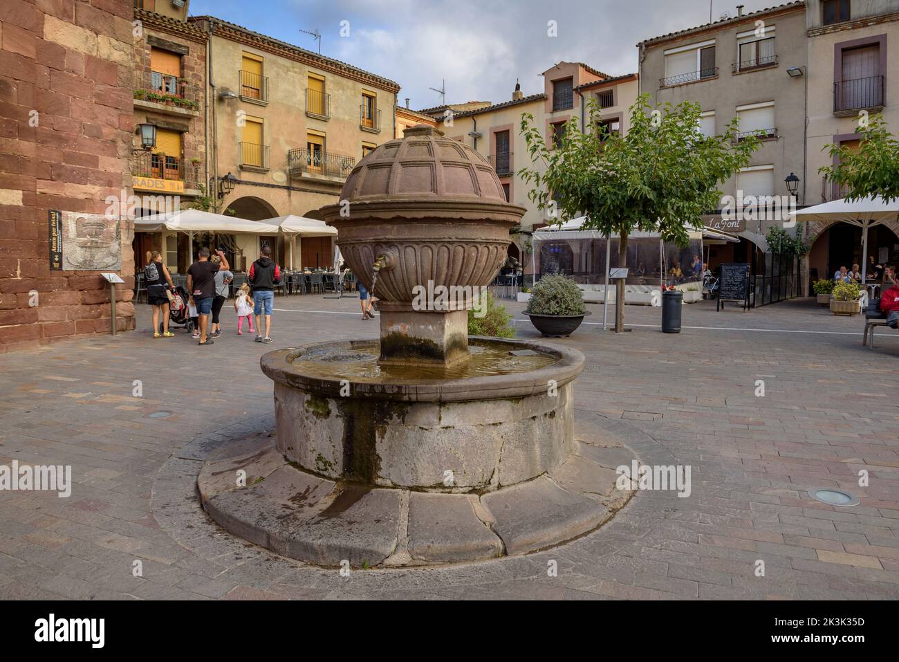 Fontaine Renaissance sur la place principale de Prades (Baix Camp, Tarragone, Catalogne, Espagne) ESP: Fuente renacentista de la plaza Mayor de Prades España Banque D'Images