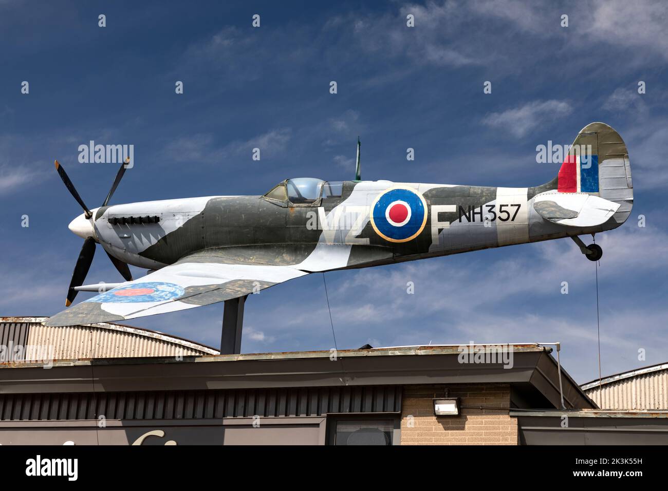 L'avion Spitfire est affiché sur le toit du magasin en surplus. Kitchener Ontario Canada Banque D'Images