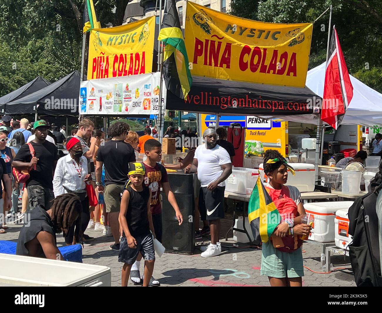 Les gens naviguent le long de l'Eastern Parkway parmi les gastronomiques lors de la West Indian Day Parade annuelle à Brooklyn, New York. Banque D'Images