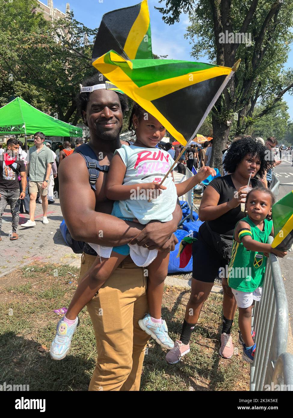 Portrasi, père et fille jamaïcain, avec drapeau à la main à la West Indian Day Parade à Brooklyn, New York. Banque D'Images