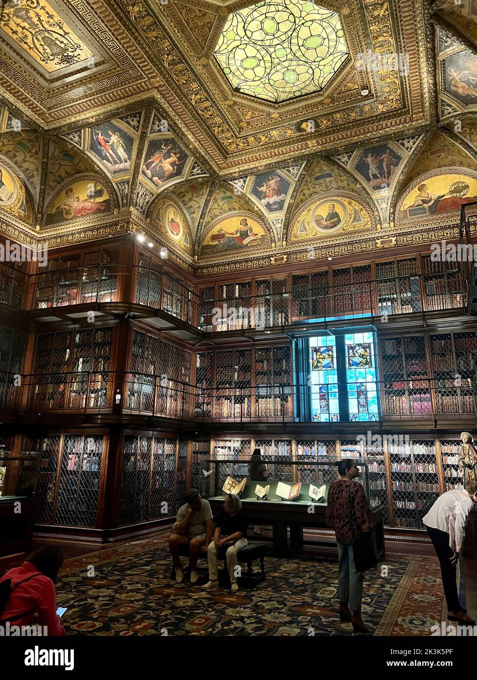 Personnes à l'intérieur de la Bibliothèque et du musée Morgan sur Madison Avenue à New York. Banque D'Images