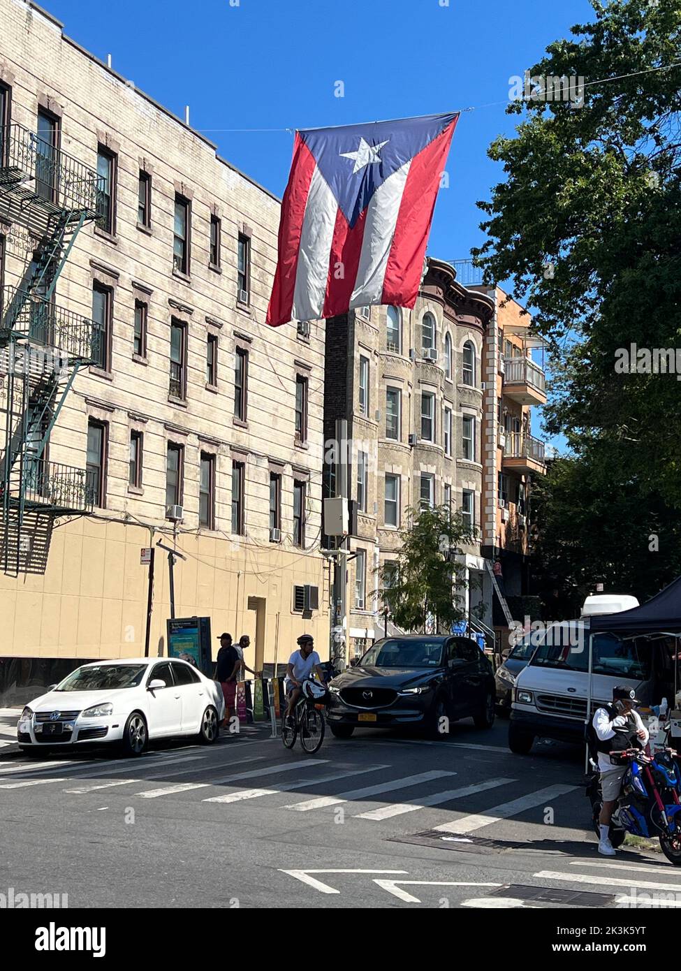 Puerto Rican drapeau volant haut dans la section hispanique du quartier de Sunset Park le long de 5th Avenue à Brooklyn, New York. Banque D'Images