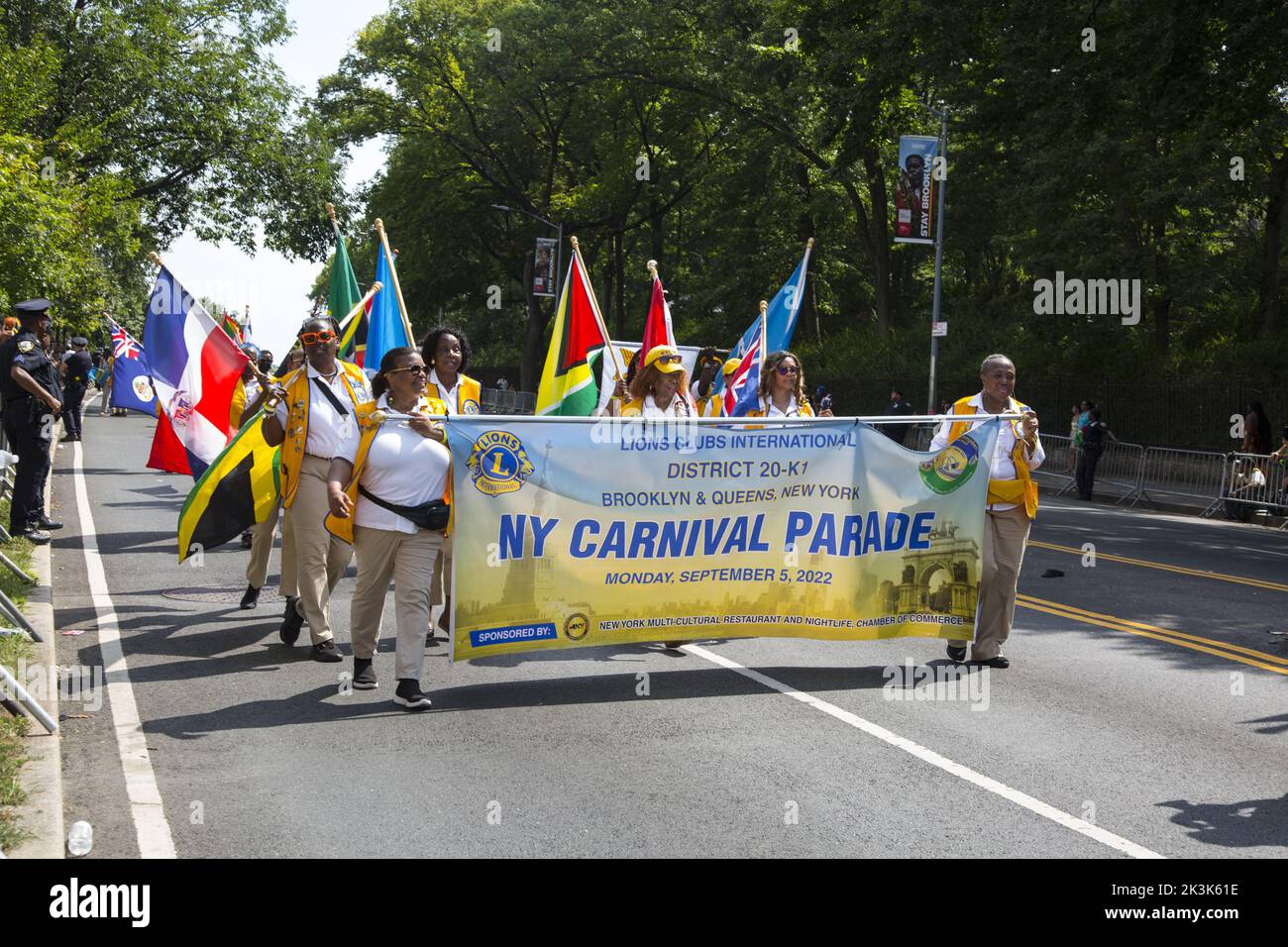 Le West Indian Day Parade Carnival est une célébration annuelle de la culture indienne de l'Ouest, qui se tient chaque année vers le premier lundi de septembre à Crown Heights, Brooklyn, New York. Les marches du Lions Club International affichent des drapeaux des différentes îles des Caraïbes. Banque D'Images