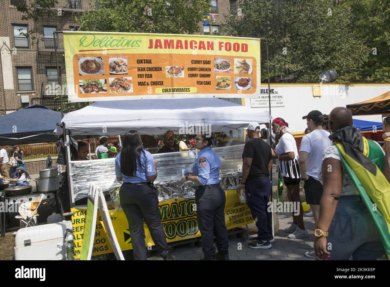 Le West Indian Day Parade Carnival est une célébration annuelle de la culture indienne de l'Ouest, qui se tient chaque année vers le premier lundi de septembre à Crown Heights, Brooklyn, New York. Vendeur de produits alimentaires jamaïcain. Banque D'Images