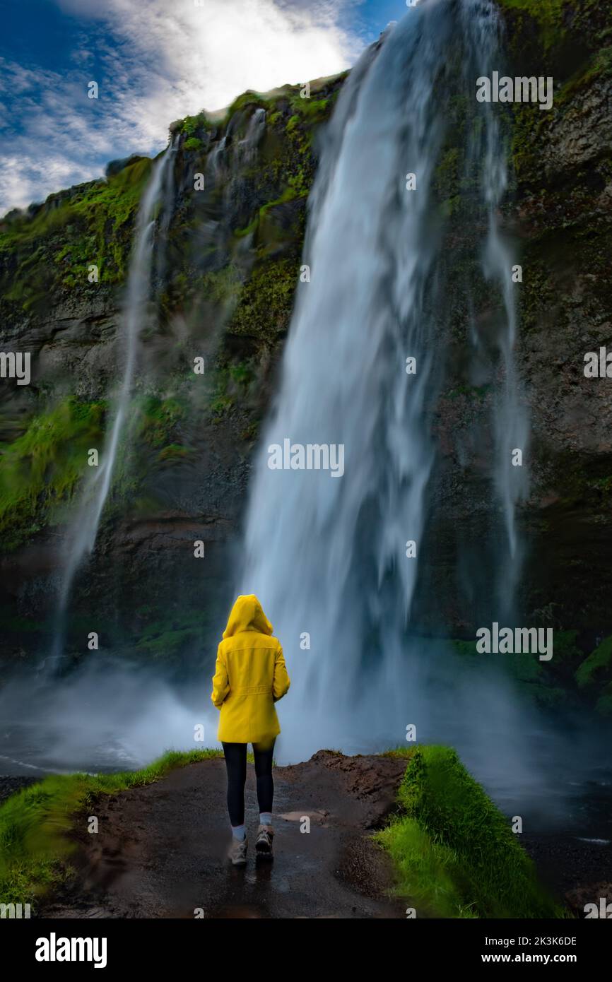 Voyage en Islande : silhouette de femme avec chute d'eau Seljalandsfoss en arrière-plan Banque D'Images