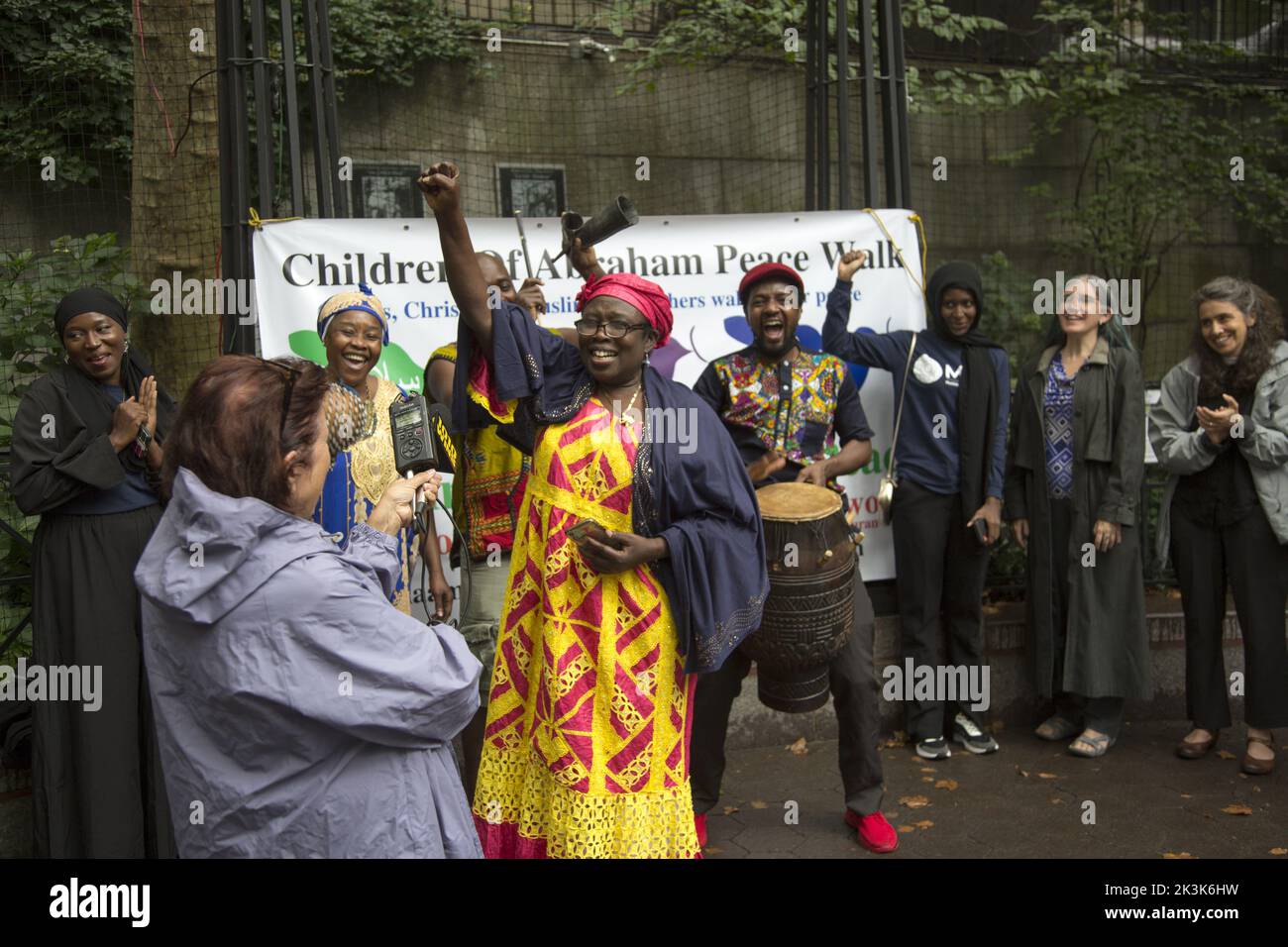 Les membres de divers groupes religieux et religions se réunissent par l'Organisation des Nations Unies pour la Marche annuelle de la paix des enfants d'Abraham à New York. Banque D'Images