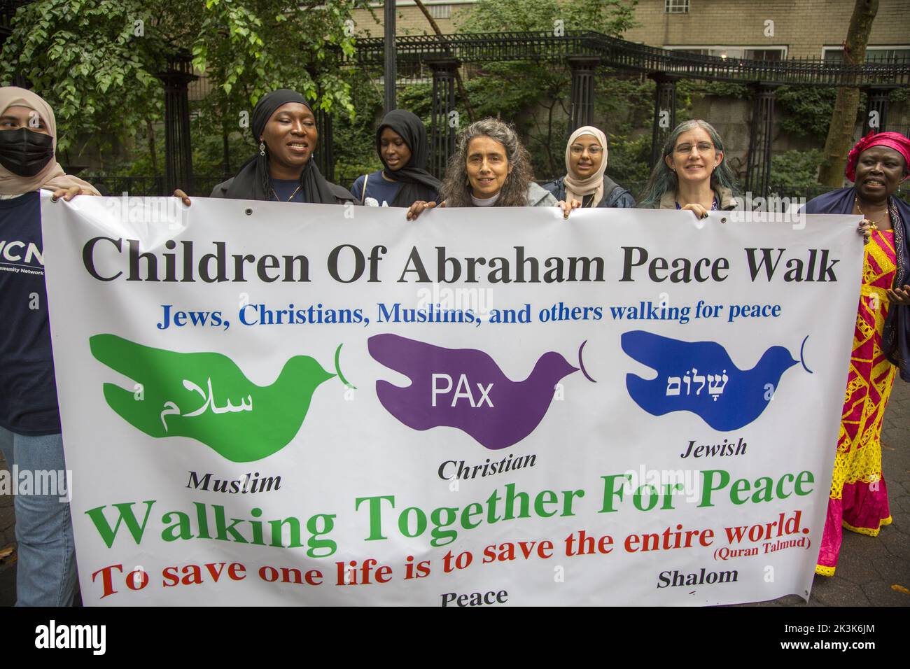 Les membres de divers groupes religieux et religions se réunissent par l'Organisation des Nations Unies pour la Marche annuelle de la paix des enfants d'Abraham à New York. Banque D'Images