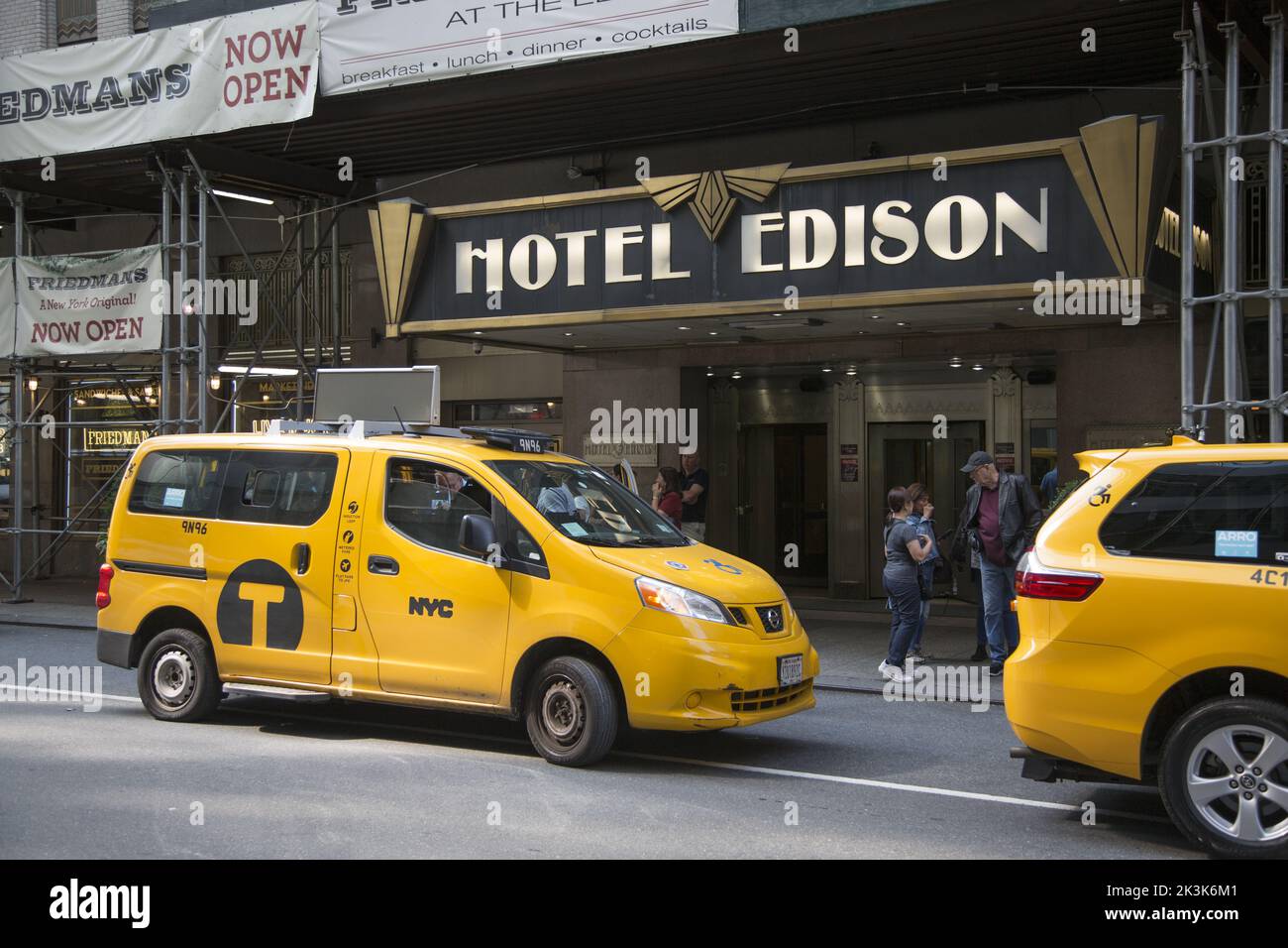 Entrée à l'hôtel Edisonb sur West 47th Street dans le quartier de Times Square à New York. Banque D'Images