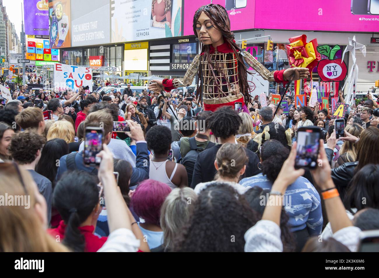 Little Amal y rencontre des lycéens et tous les habitants de Times Square à New York, en diffusant sa mesure de soins pour tous les réfugiés, les immigrants et les personnes marginalisées. Little Amal est la marionnette géante d'une jeune fille réfugiée syrienne de 10 ans, qui a voyagé plus de 9 000km ans avec son message d'espoir et de solidarité pour les personnes déplacées partout dans le monde. De 14 septembre – 2 octobre Little Amal marche New York en partenariat avec l’entrepôt de St. Ann. Elle explorera les cinq quartiers de New York, rencontrera des artistes, des leaders civiques, des groupes communautaires et de jeunes New-Yorkais de tous horizons. Banque D'Images