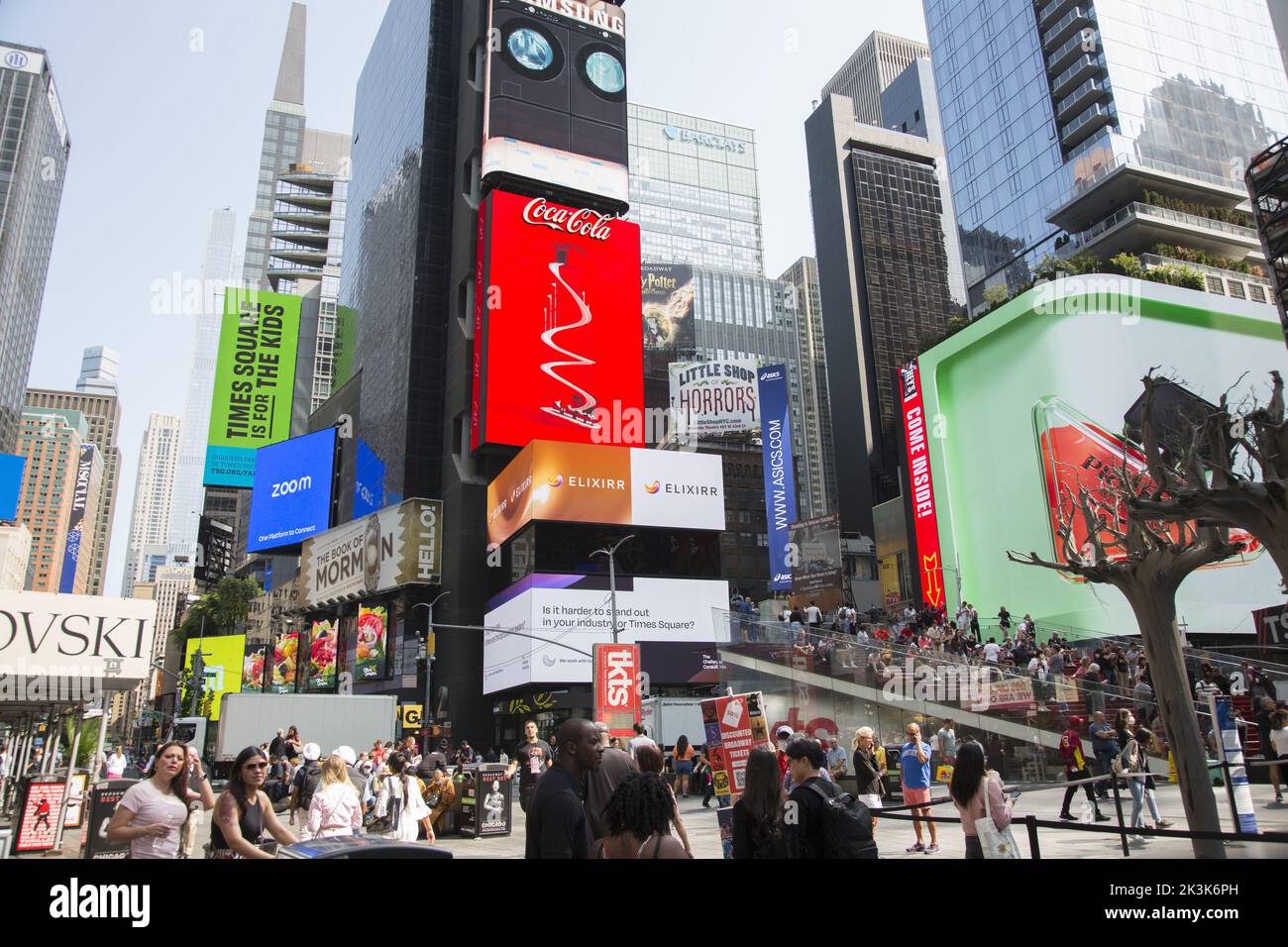 Panneaux d'affichage et bâtiments qui se profilent à Times Square, en regardant vers le nord depuis Broadewaay et 46th Street. Banque D'Images