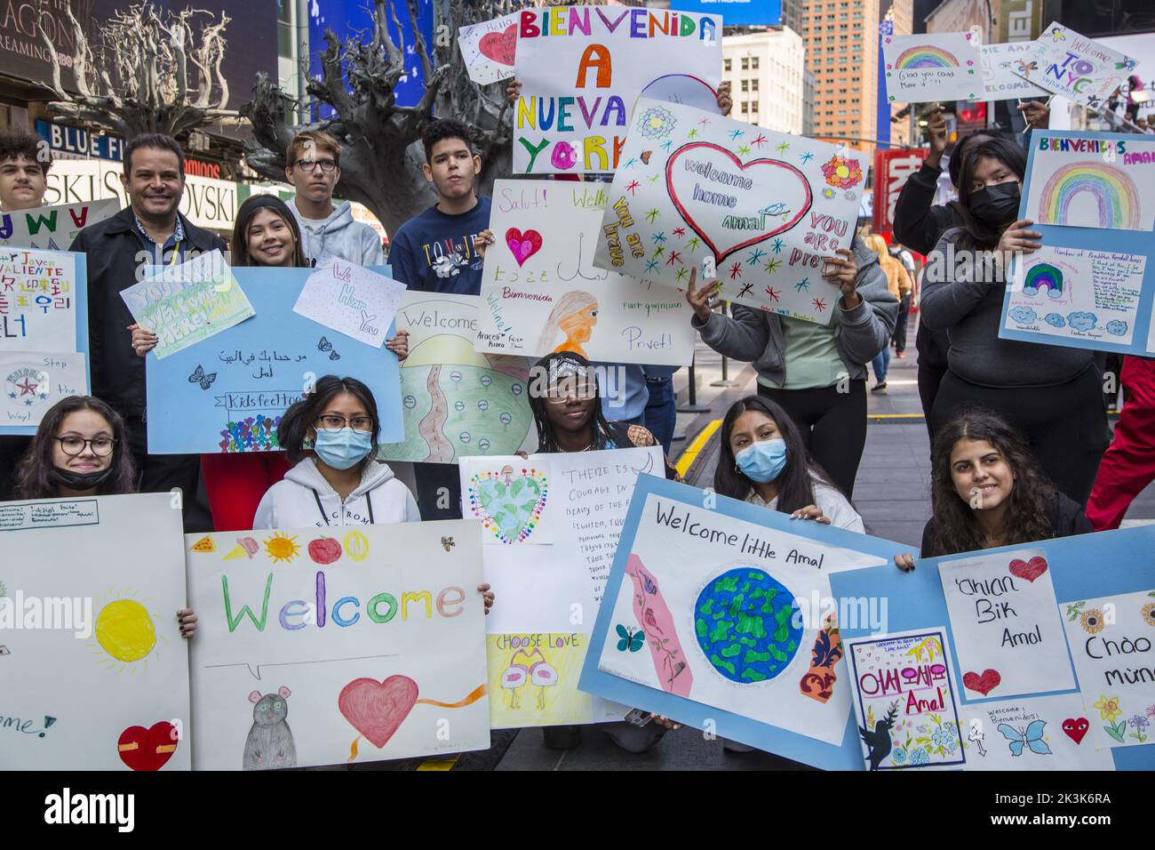 Les élèves viennent à Times Square pour saluer et rendre hommage à Little Amal. Little Amal est la marionnette géante d'une jeune fille réfugiée syrienne de 10 ans, qui a voyagé plus de 9 000km ans avec son message d'espoir et de solidarité pour les personnes déplacées partout dans le monde. De 14 septembre – 2 octobre Little Amal marche New York en partenariat avec l’entrepôt de St. Ann. Elle explorera les cinq quartiers de New York, rencontrera des artistes, des leaders civiques, des groupes communautaires et de jeunes New-Yorkais de tous horizons. Banque D'Images