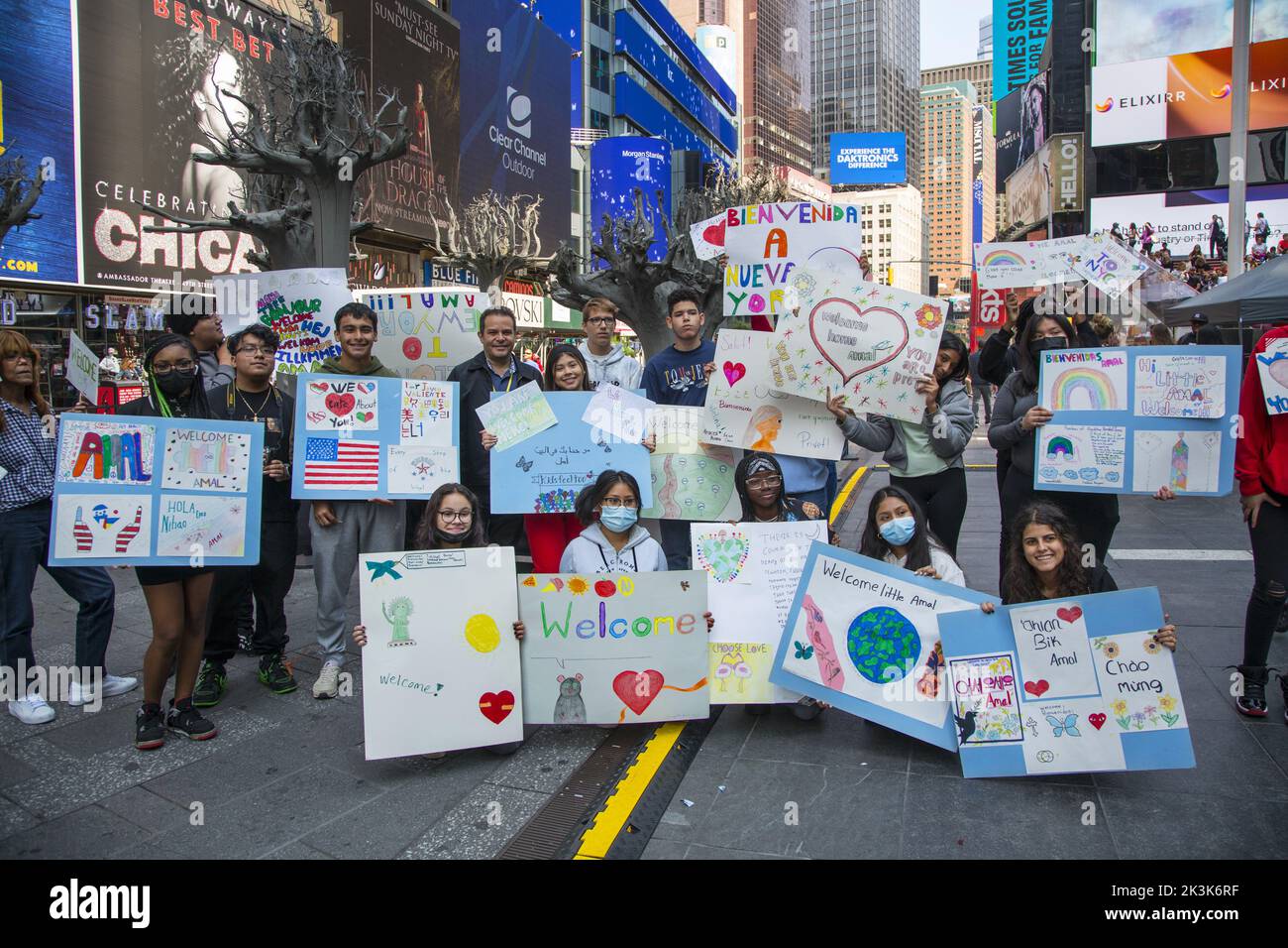 Les élèves viennent à Times Square pour saluer et rendre hommage à Little Amal. Little Amal est la marionnette géante d'une jeune fille réfugiée syrienne de 10 ans, qui a voyagé plus de 9 000km ans avec son message d'espoir et de solidarité pour les personnes déplacées partout dans le monde. De 14 septembre – 2 octobre Little Amal marche New York en partenariat avec l’entrepôt de St. Ann. Elle explorera les cinq quartiers de New York, rencontrera des artistes, des leaders civiques, des groupes communautaires et de jeunes New-Yorkais de tous horizons. Banque D'Images