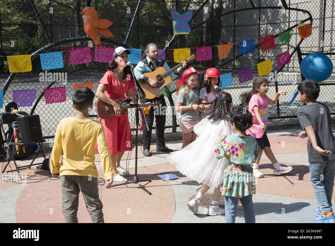 Les enfants dansent et chantent lors d'un festival multiculturel à Brooklyn, New York. Banque D'Images