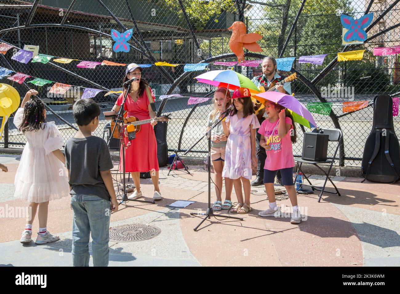Les enfants dansent et chantent lors d'un festival multiculturel à Brooklyn, New York. Banque D'Images