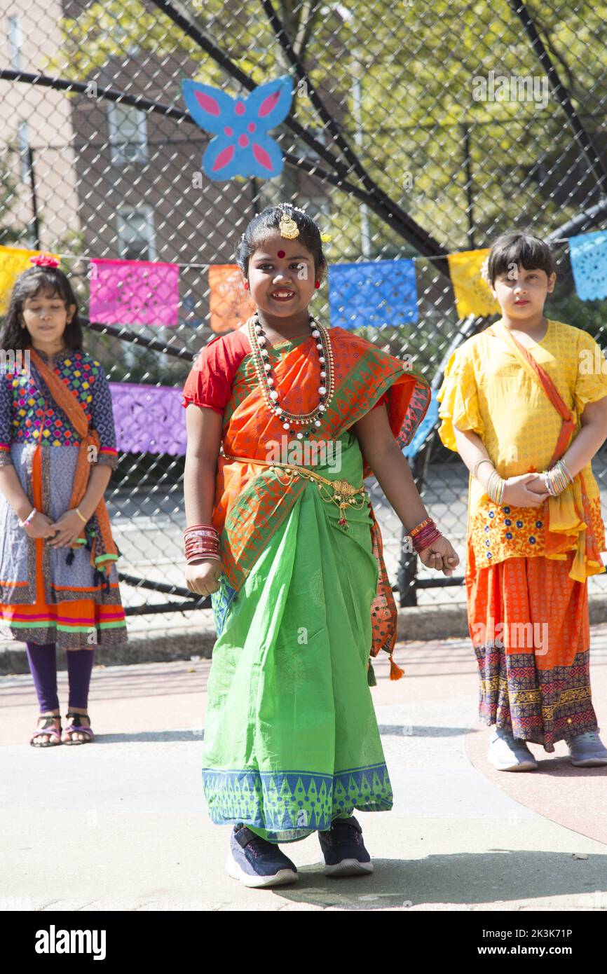 Des enfants danseuses avec un groupe bangladeshi se produisent dans un festival multiculturel scolaire à Brooklyn, New York. Banque D'Images