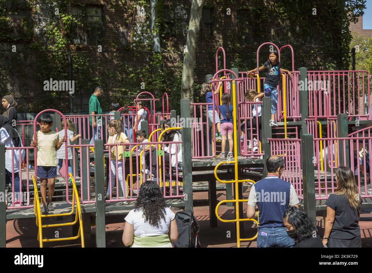 Enfants et parents sur la jungle gym à un festival multiculturel scolaire à Brooklyn, New York. Banque D'Images