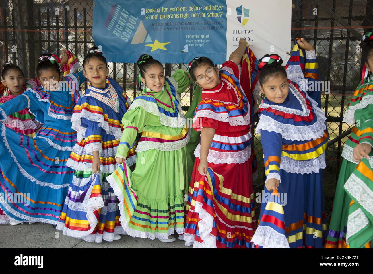 Les danseurs de Child Mariachi se produisent lors des célébrations de la fête de l'indépendance du Mexique lors d'un festival multiculturel scolaire à Brooklyn, New York. Banque D'Images
